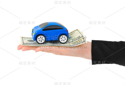手里拿着钱和玩具车