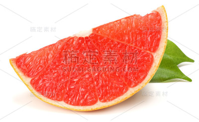 健康食品。葡萄柚具绿叶孤立在白色背景上