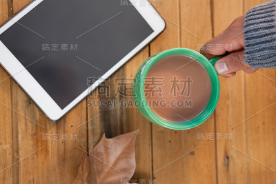 拿着一杯咖啡的女人的手