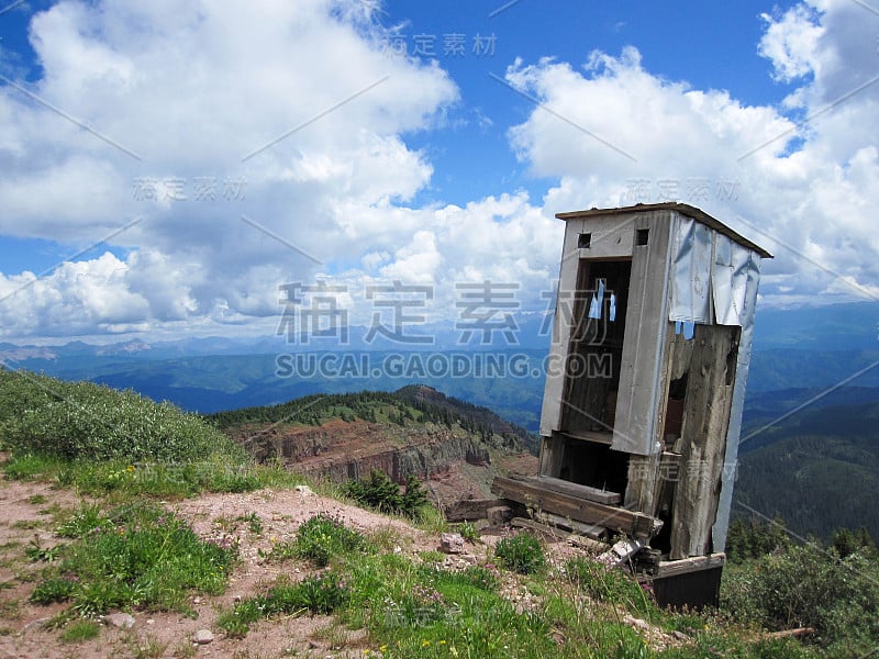 在悬崖上的破旧外屋可以看到壮丽的景色