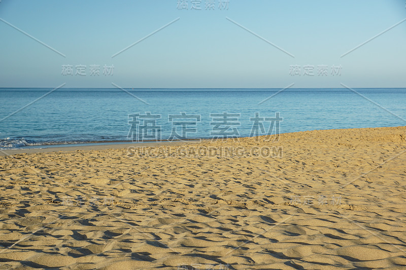 热带海滩上美丽的日出
