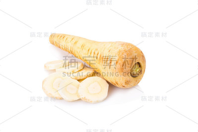 白色背景上的新鲜防风草根