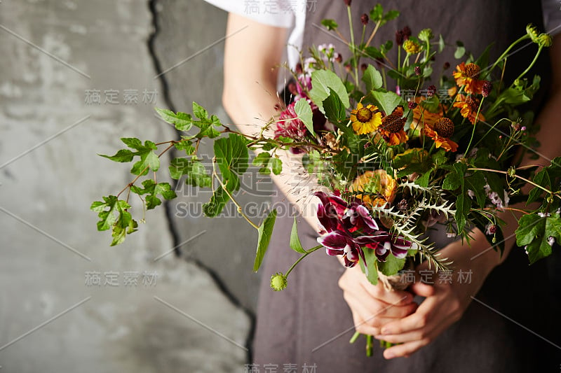 女人手里拿着花