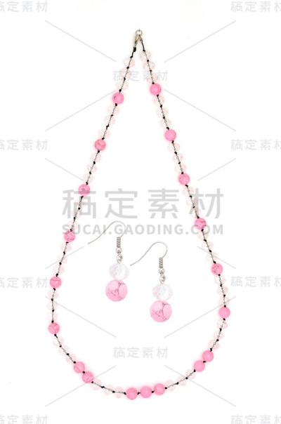 套项链和耳环从天然石头孤立