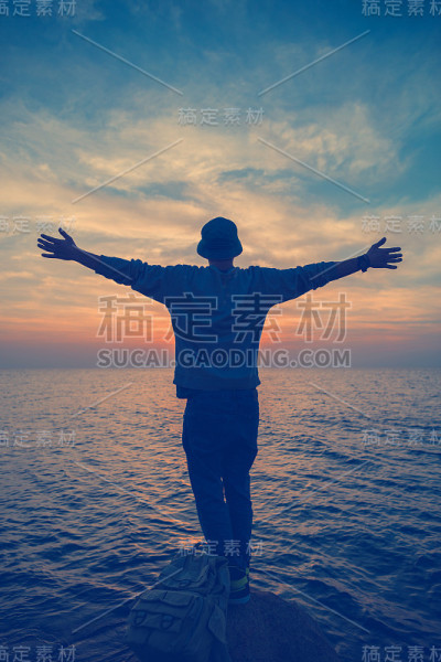 日落时分快乐的旅行者