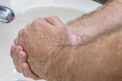 男人在洗手盆洗手特写