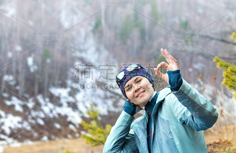 女孩示意ok，徒步行走在路上