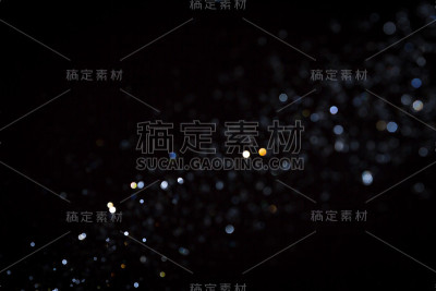 黑色的散景在黑色上