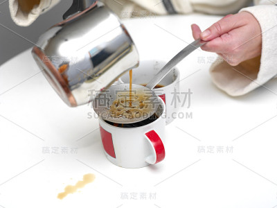 女人把咖啡洒