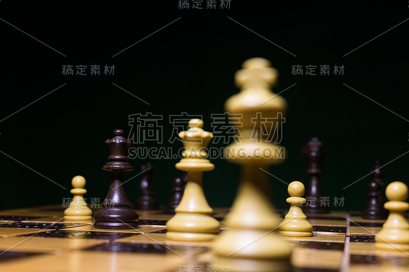 在棋盘上拍摄的象棋