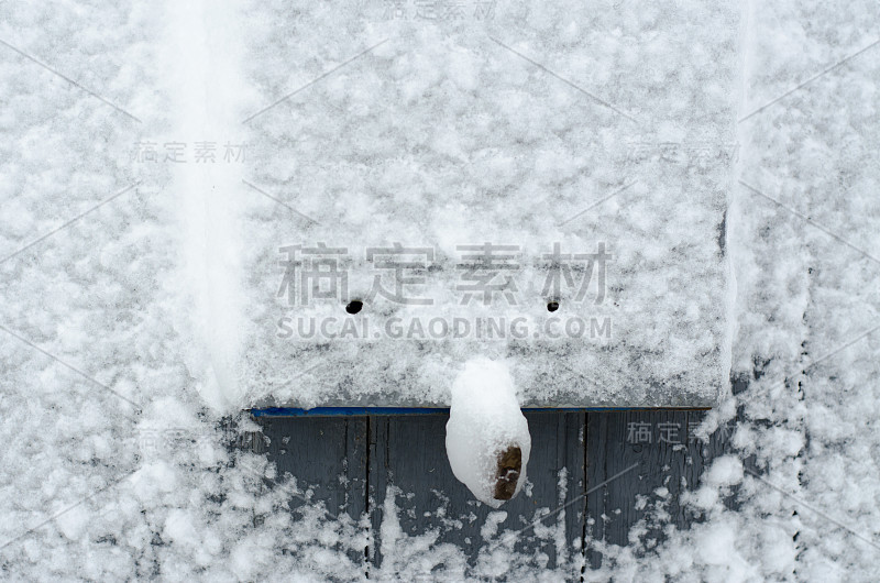 邮筒被雪覆盖。有选择性的重点。