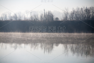 清晨河上晨雾初现