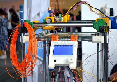 顶级3d打印机特写。先进的现代添加剂技术。