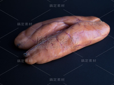 分离在黑色上的生鳕鱼子