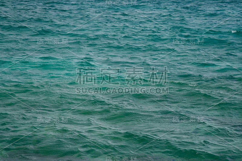 只有蓝色的海水