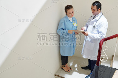 印度医生向同事展示文件