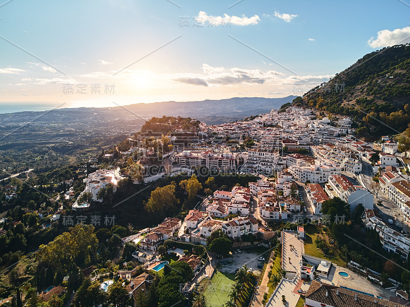 航拍远景迷人的Mijas pueblo