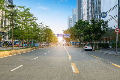 中国深圳的城市道路和现代化办公大楼