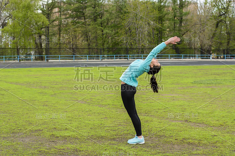 漂亮女孩在体育场热身