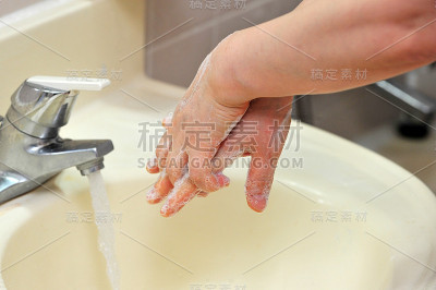 用肥皂和水洗手