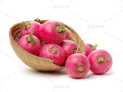 分离在白色背景上的新鲜甜菜根(萝卜)