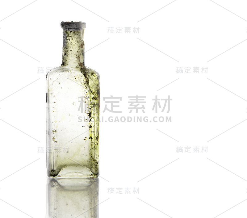 古董油和酊剂玻璃瓶风化在白色的背景。有钙沉淀的旧瓶子。本空间