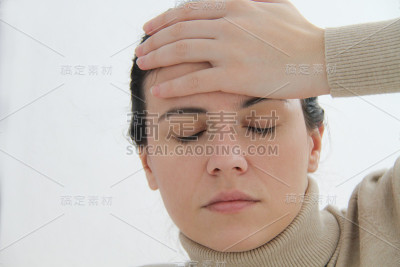 躺在床上的年轻妇女
