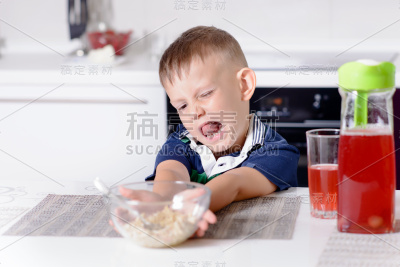 男孩推开一碗早餐麦片