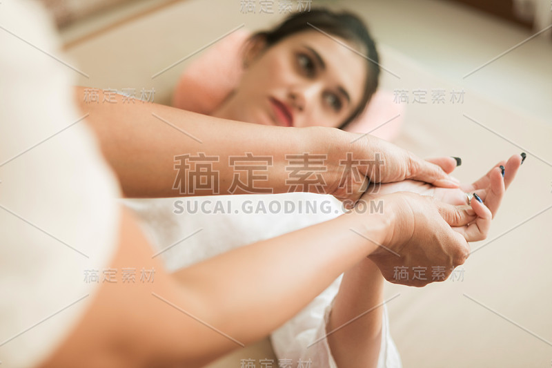 年轻女孩得到泰式按摩的女人为身体治疗