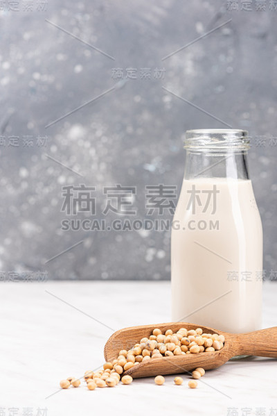 大豆或豆浆。替代非乳制品有机牛奶。植物性食物