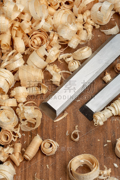 木匠、橱柜师在工作台上制作手工工具