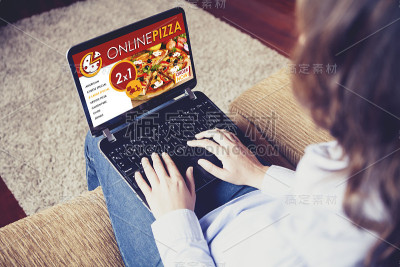坐在家里通过网络订披萨的女人。
