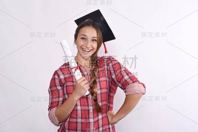持有毕业证书及毕业帽的学生
