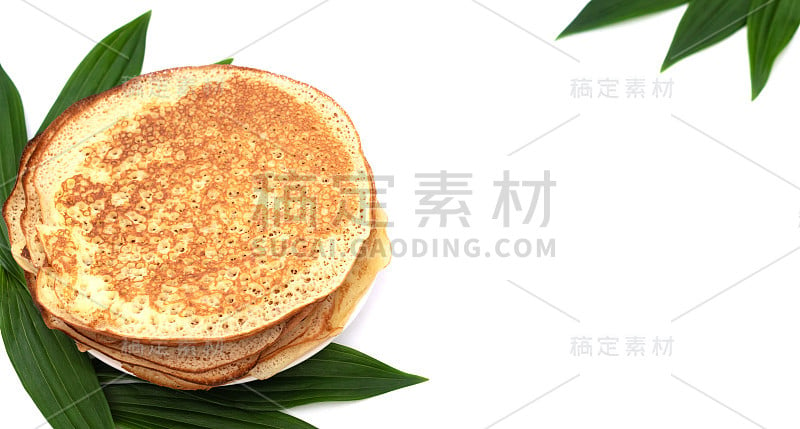 白底绿叶自制煎饼。Maslenitsa，春节的概念。俄罗斯的传统食品。煎饼。美味的早餐。为你的文本复