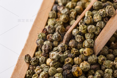 白背景的木盒子里的青椒