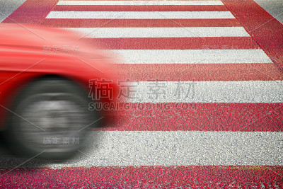 有车过街行人