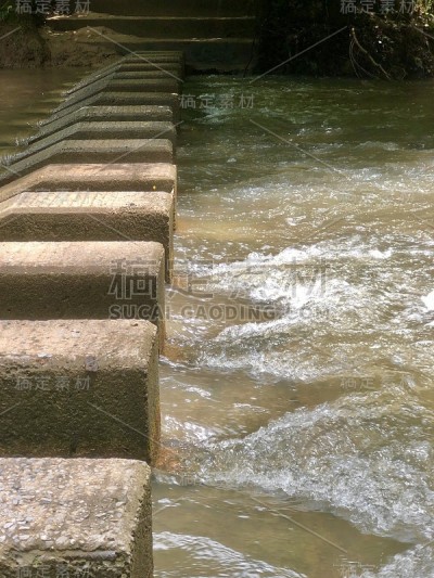混凝土穿越河流