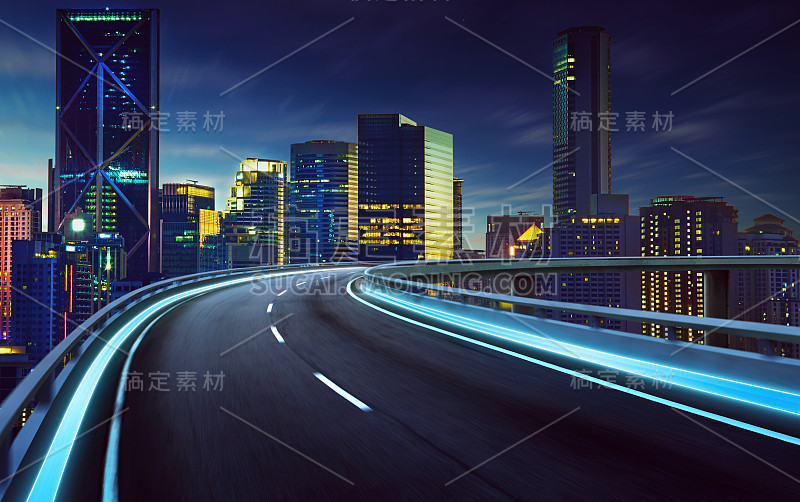 高速公路立交桥运动与城市背景模糊。夜景。