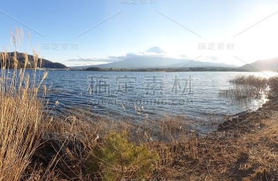 日本——从川口湖眺望富士山的田园诗般的景色