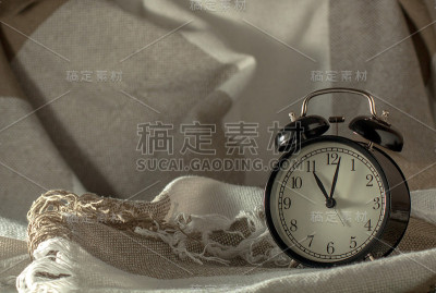 黑色复古闹钟上的格子背景