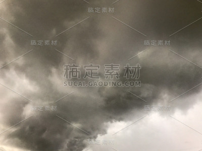雨前乌云密布