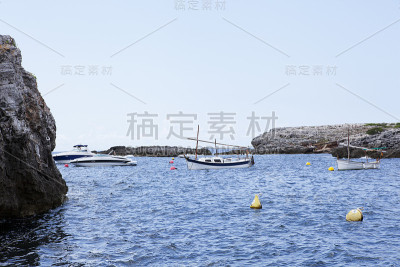 海上停泊的船只