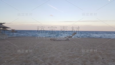 黄昏时分保加利亚梦幻海滩上木制树干的美丽景色