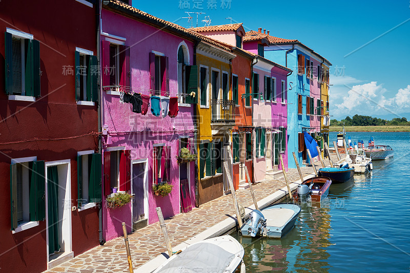 Burano,威尼斯。色彩斑斓的房屋建筑，布拉诺岛运河和船只。2017年夏天,意大利