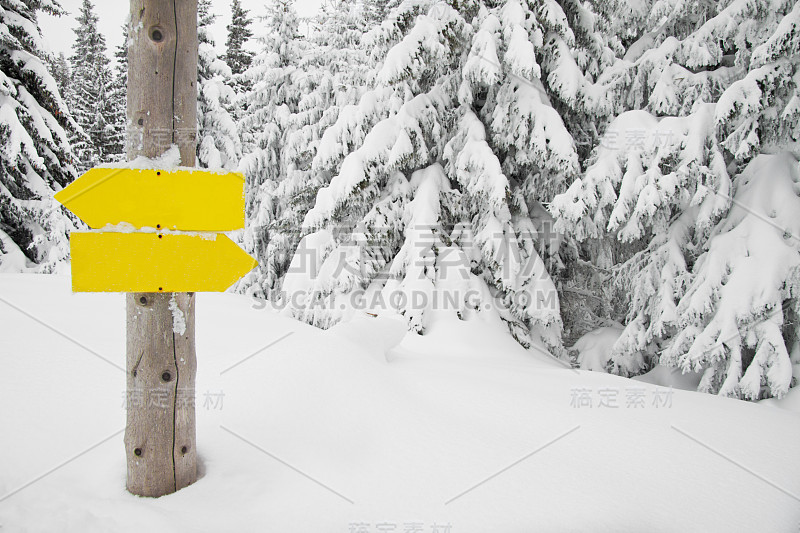 雪地里的路标