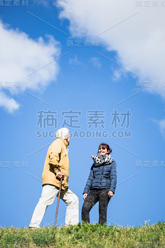 拄着拐杖走路