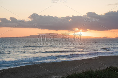 美丽的日落在亨廷顿海滩，加利福尼亚