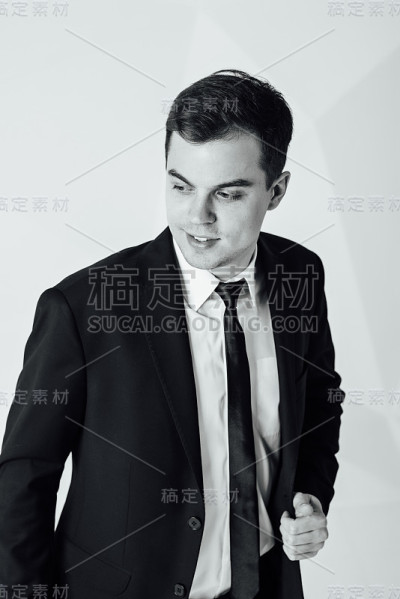 帅气的时尚男子的肖像在优雅的西装