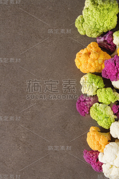 彩虹般的食物。紫花椰菜，橙花椰菜和西兰花，从当地市场在伦敦。素食主义者和素食主义者的食物。黑暗的背景