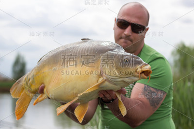 鲤鱼钓鱼奖杯，鲤鱼和渔夫